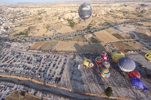 Tam 750 bin kişi bu manzarayı görmek için geldi, kilometrelerce kuyruk oluştu