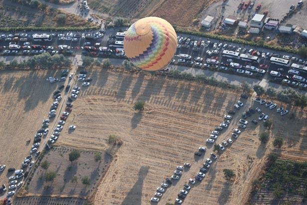 Tam 750 bin kişi bu manzarayı görmek için geldi, kilometrelerce kuyruk oluştu