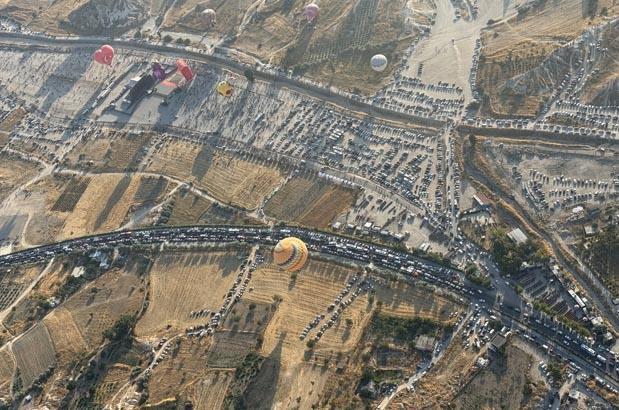 Tam 750 bin kişi bu manzarayı görmek için geldi, kilometrelerce kuyruk oluştu