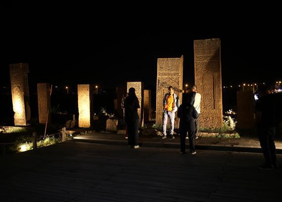 UNESCO listesindeki tarihi mezarlık geceleri kapılarını açtı Selçuklu Meydan Mezarlığındaki asırlık taşlar yoğun ilgi görüyor