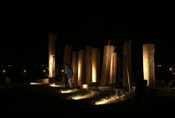 UNESCO listesindeki tarihi mezarlık geceleri kapılarını açtı Selçuklu Meydan Mezarlığındaki asırlık taşlar yoğun ilgi görüyor