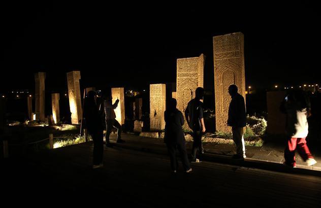 UNESCO listesindeki tarihi mezarlık geceleri kapılarını açtı Selçuklu Meydan Mezarlığındaki asırlık taşlar yoğun ilgi görüyor