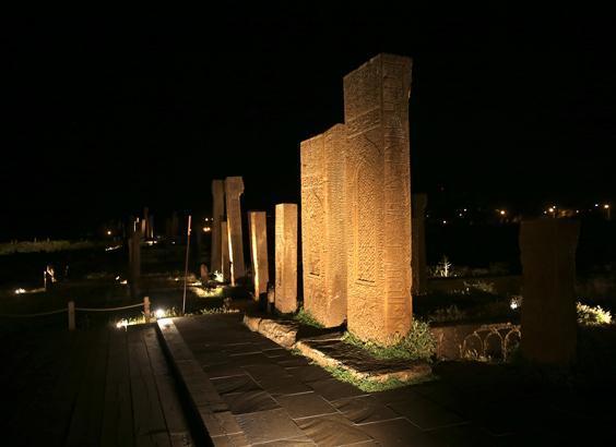 UNESCO listesindeki tarihi mezarlık geceleri kapılarını açtı Selçuklu Meydan Mezarlığındaki asırlık taşlar yoğun ilgi görüyor