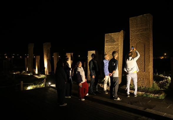 UNESCO listesindeki tarihi mezarlık geceleri kapılarını açtı Selçuklu Meydan Mezarlığındaki asırlık taşlar yoğun ilgi görüyor