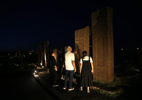 UNESCO listesindeki tarihi mezarlık geceleri kapılarını açtı Selçuklu Meydan Mezarlığındaki asırlık taşlar yoğun ilgi görüyor