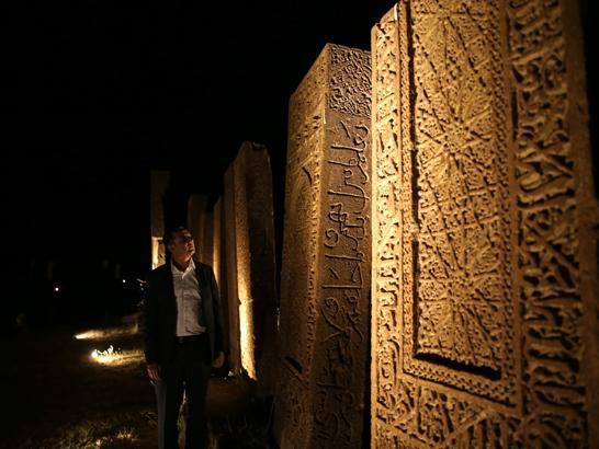 UNESCO listesindeki tarihi mezarlık geceleri kapılarını açtı Selçuklu Meydan Mezarlığındaki asırlık taşlar yoğun ilgi görüyor