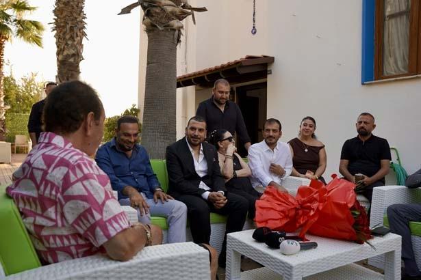 İbrahim Tatlıses kesenin ağzını açtı Manevi kızına taktığı takı gündem oldu
