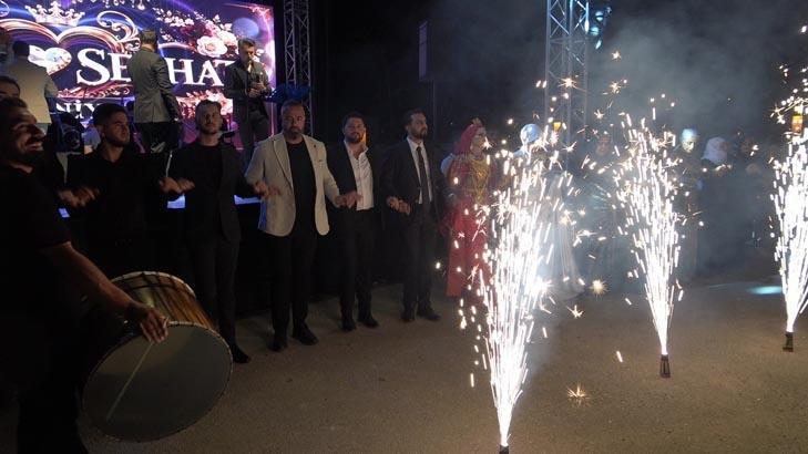Aşirete gelin gitti, takı töreninde rekor kırıldı Para sayma makinesi kuruldu