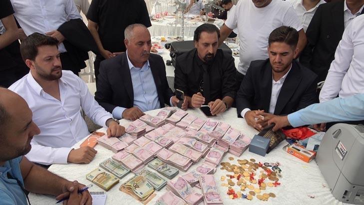 Aşirete gelin gitti, takı töreninde rekor kırıldı Para sayma makinesi kuruldu