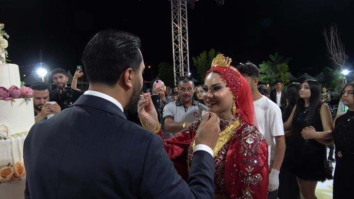 Aşirete gelin gitti, takı töreninde rekor kırıldı Para sayma makinesi kuruldu