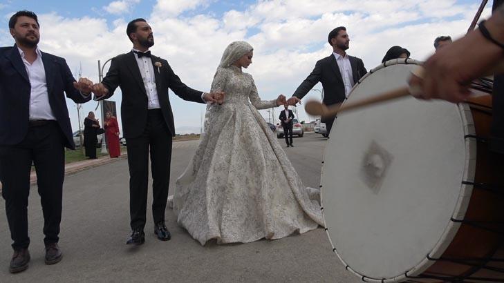 Aşirete gelin gitti, takı töreninde rekor kırıldı Para sayma makinesi kuruldu