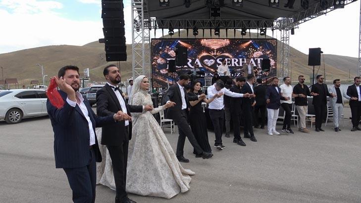 Aşirete gelin gitti, takı töreninde rekor kırıldı Para sayma makinesi kuruldu