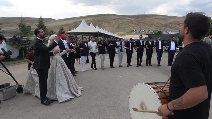Aşirete gelin gitti, takı töreninde rekor kırıldı Para sayma makinesi kuruldu