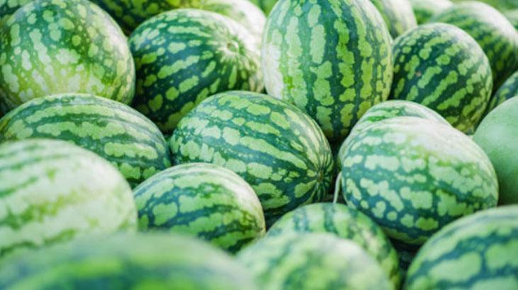 Büyük küçük demedi, karpuzu diş ipiyle dilimledi Kesmek için en kolay yöntem