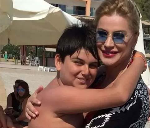 ANNESİNİN BOYUNU GEÇTİ
