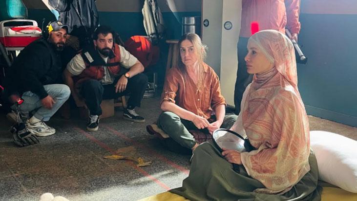 Gamze Özçelik 8 yıl sonra oyunculuğa döndü İşte setten ilk kareler