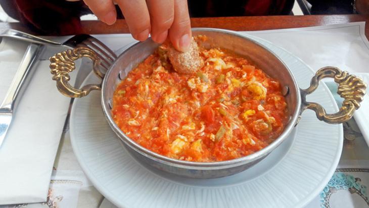 Lezzetini ve rengini koruyan menemenlik domates hazırlama rehberi