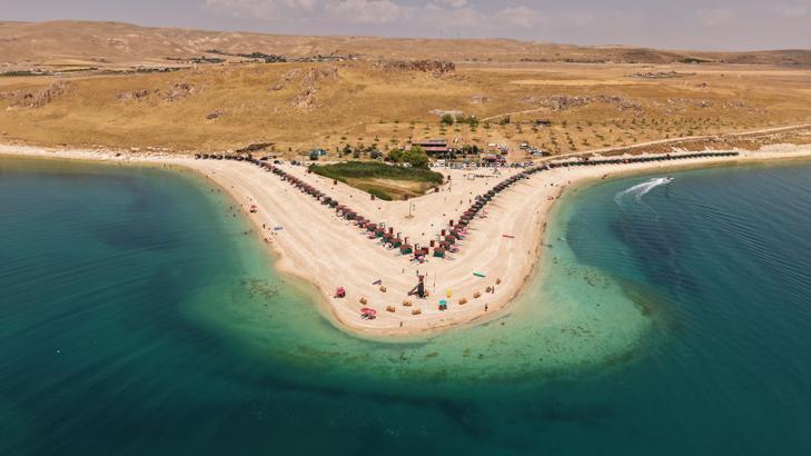 Van'ın saklı cenneti keşfedildi! Turkuaz suyu ve bembeyaz sahiliyle gören 'Maldivler' sanıyor