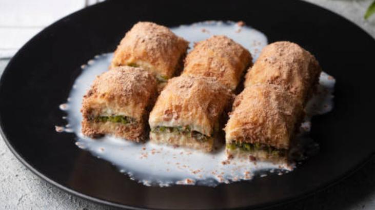 Sütlü soğuk baklava nasıl yapılıyor Kahvaltılık gevreği toz haline getirin: Sırrı şerbette