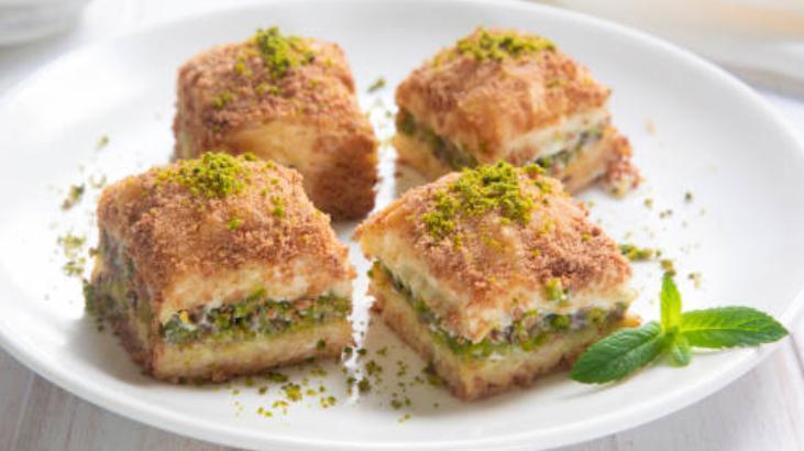 Sütlü soğuk baklava nasıl yapılıyor Kahvaltılık gevreği toz haline getirin: Sırrı şerbette