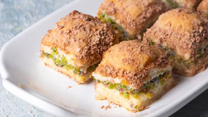 Sütlü soğuk baklava nasıl yapılıyor Kahvaltılık gevreği toz haline getirin: Sırrı şerbette