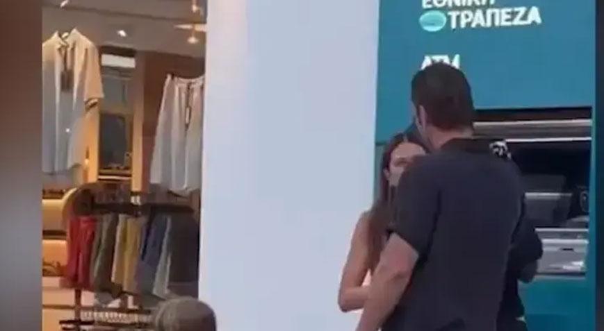 Kıvanç Tatlıtuğ eşini öpmelere doyamadı Tatilde aşk dolu anlar