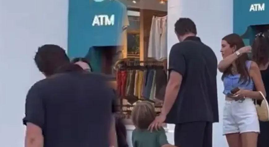EŞİNİ ÖPÜCÜKLERE BOĞDU