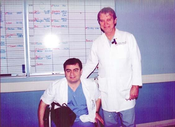Dünya tıp tarihinde bir ilk Tekerlekli sandalyeli Türk cerrah dergiye kapak oldu