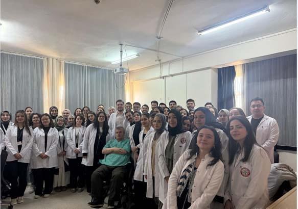Dünya tıp tarihinde bir ilk Tekerlekli sandalyeli Türk cerrah dergiye kapak oldu