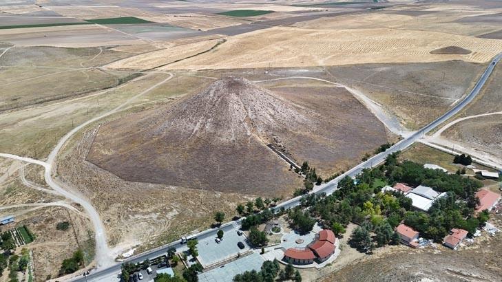 İÇERİSİNDE DÜNYANIN TEK ÖRNEK AHŞAP MEZARI BULUNUYOR