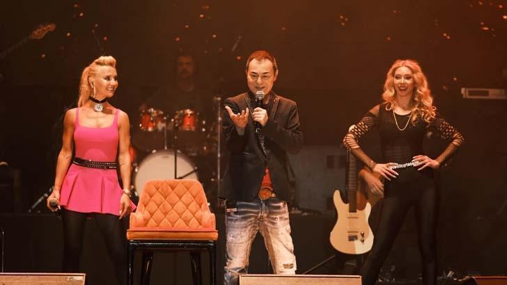Serdar Ortaç’tan yürek burkan sözler: Annen bile bir yere kadar bakar
