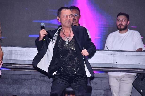 Serdar Ortaç’tan yürek burkan sözler: Annen bile bir yere kadar bakar