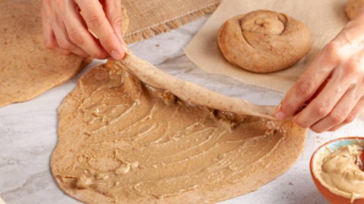 Pastane usulü tel tel tahinli çörek böyle yapılıyor Şerit kesip rulo yapın: Çekerek açılıyor
