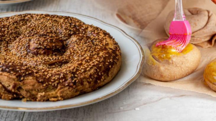 Pastane usulü tel tel tahinli çörek böyle yapılıyor Şerit kesip rulo yapın: Çekerek açılıyor