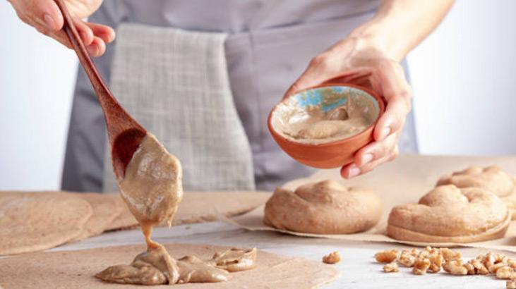 Pastane usulü tel tel tahinli çörek böyle yapılıyor Şerit kesip rulo yapın: Çekerek açılıyor