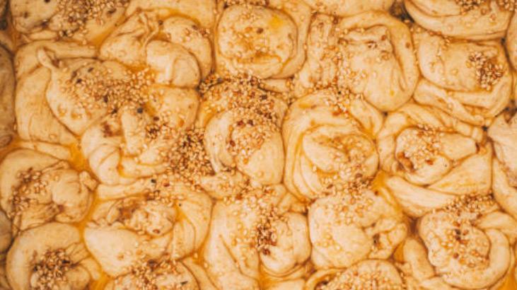 Pastane usulü tel tel tahinli çörek böyle yapılıyor Şerit kesip rulo yapın: Çekerek açılıyor