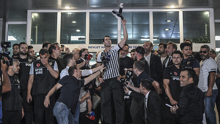 Beşiktaş, Dusan Vlahovici İstanbula getirdi Taraftar ile buluşmasından fotoğraflar