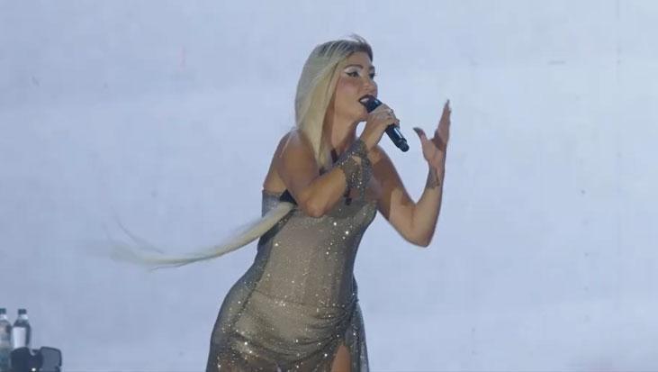 Hande Yener yeni imajıyla sahnede Uzun sarı saçları olay oldu