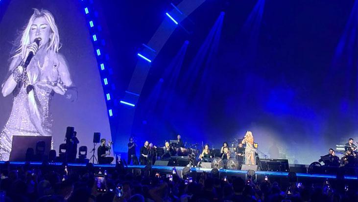 Hande Yener yeni imajıyla sahnede Uzun sarı saçları olay oldu