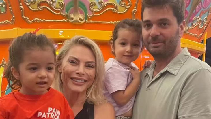 49 yaşında anne olmuştu Seray Severden ikiz kızlarıyla şişme havuz keyfi