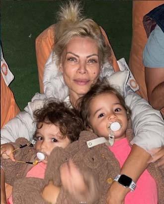 49 yaşında anne olmuştu Seray Severden ikiz kızlarıyla şişme havuz keyfi