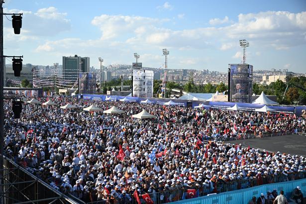 AK Parti 25. yıl coşkusu Vatandaşlardan yoğun ilgi