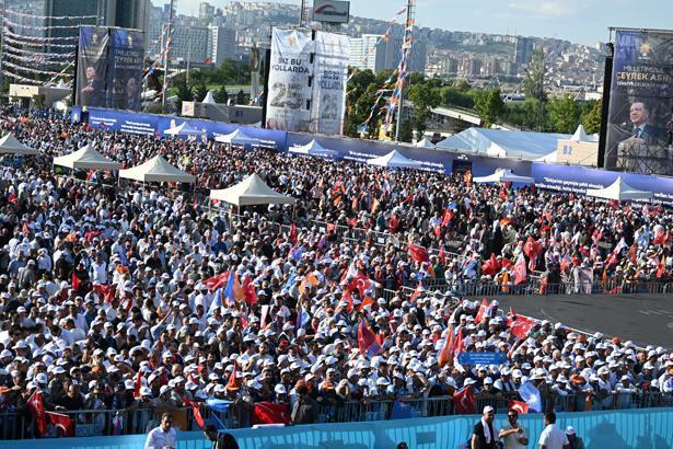 AK Parti 25. yıl coşkusu Vatandaşlardan yoğun ilgi