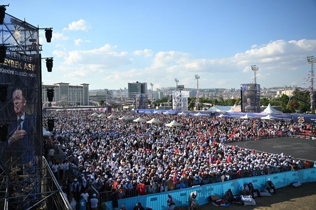 AK Parti 25. yıl coşkusu Vatandaşlardan yoğun ilgi