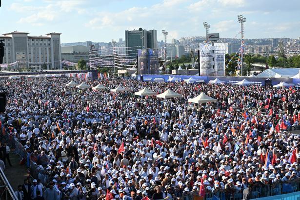 AK Parti 25. yıl coşkusu Vatandaşlardan yoğun ilgi