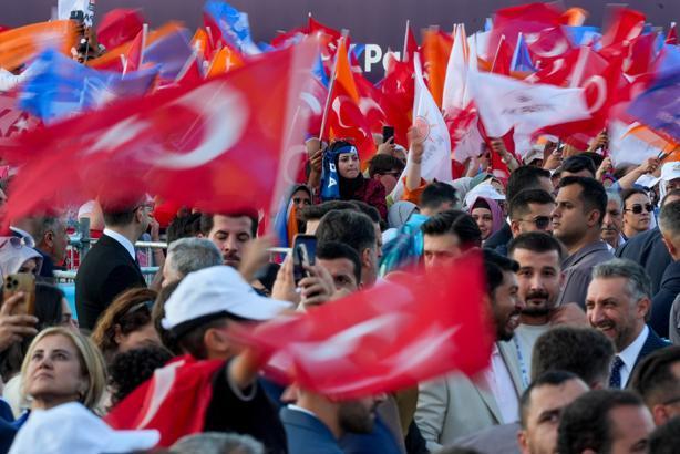 AK Parti 25. yıl coşkusu Vatandaşlardan yoğun ilgi
