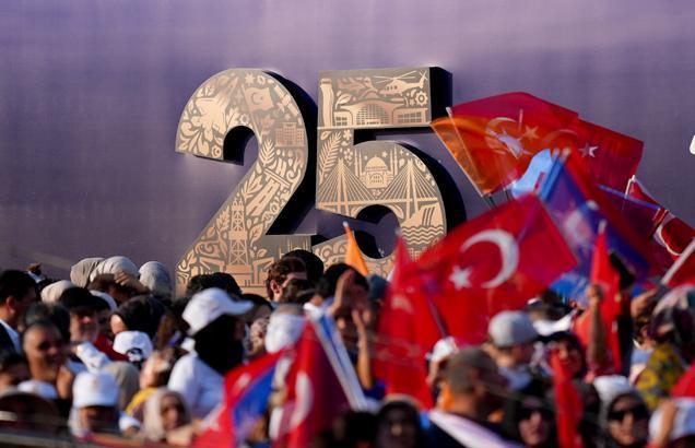 AK Parti 25. yıl coşkusu Vatandaşlardan yoğun ilgi