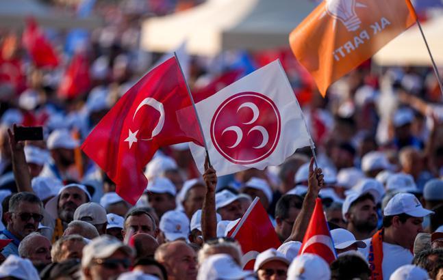 AK Parti 25. yıl coşkusu Vatandaşlardan yoğun ilgi