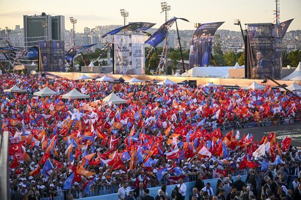 AK Parti 25. yıl coşkusu Vatandaşlardan yoğun ilgi
