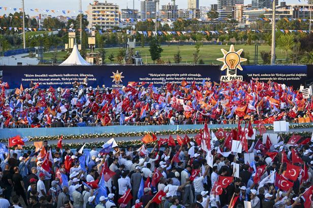 AK Parti 25. yıl coşkusu Vatandaşlardan yoğun ilgi
